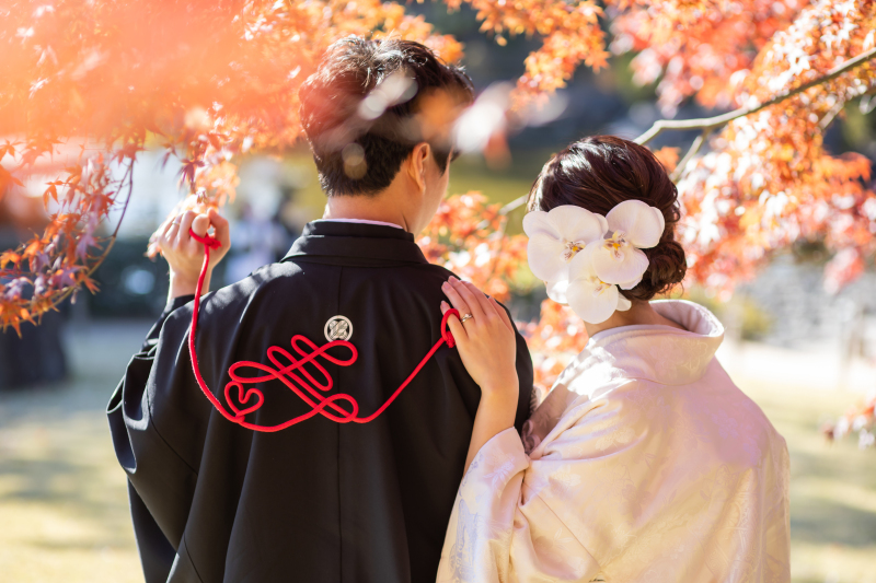 紅葉の鮮やかな背景に♡