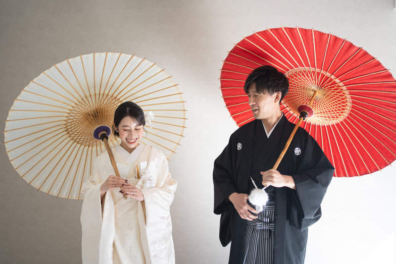 おめでたい紅白の番傘と自然な表情