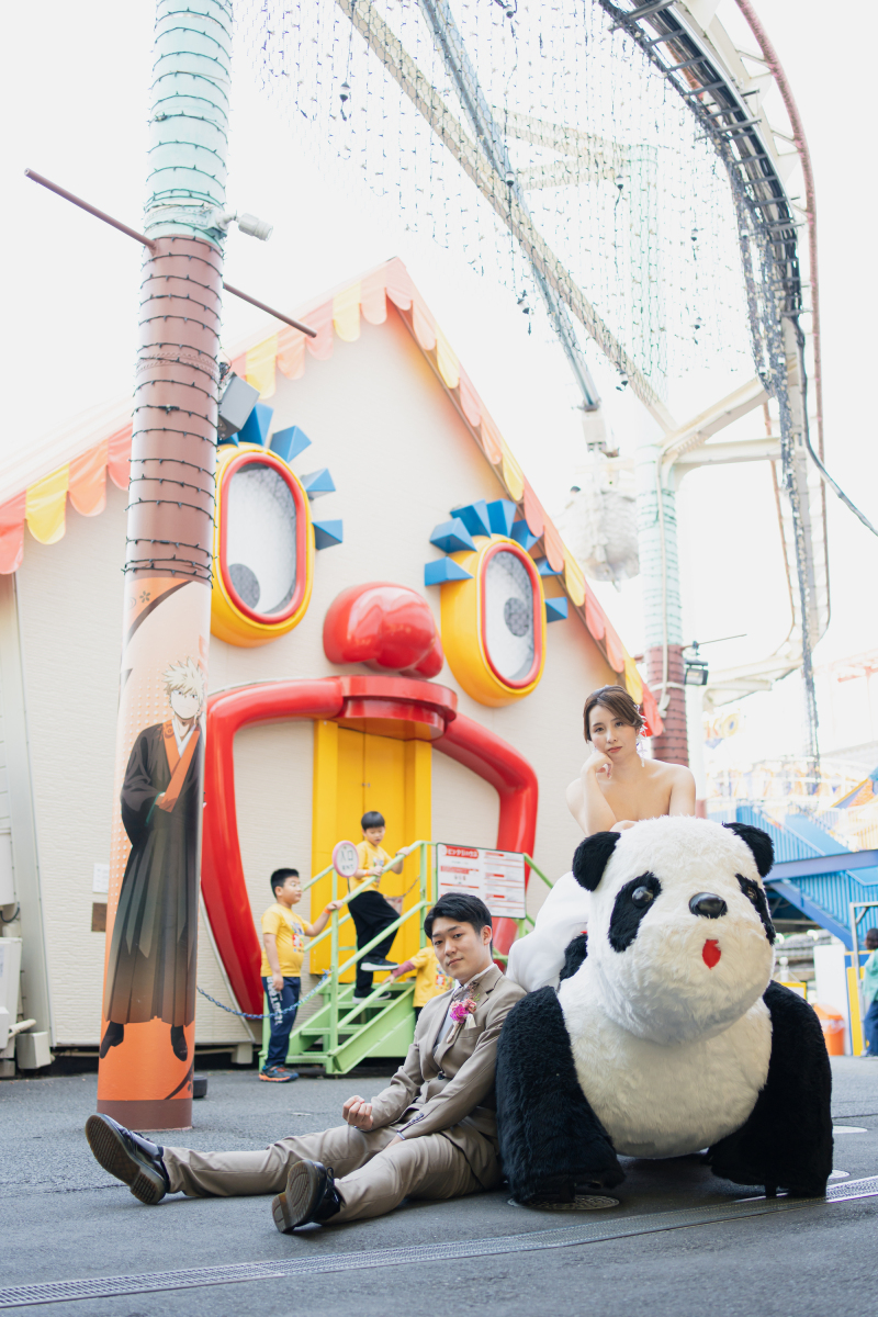 ビックリハウスを背景に、パンダと一緒に