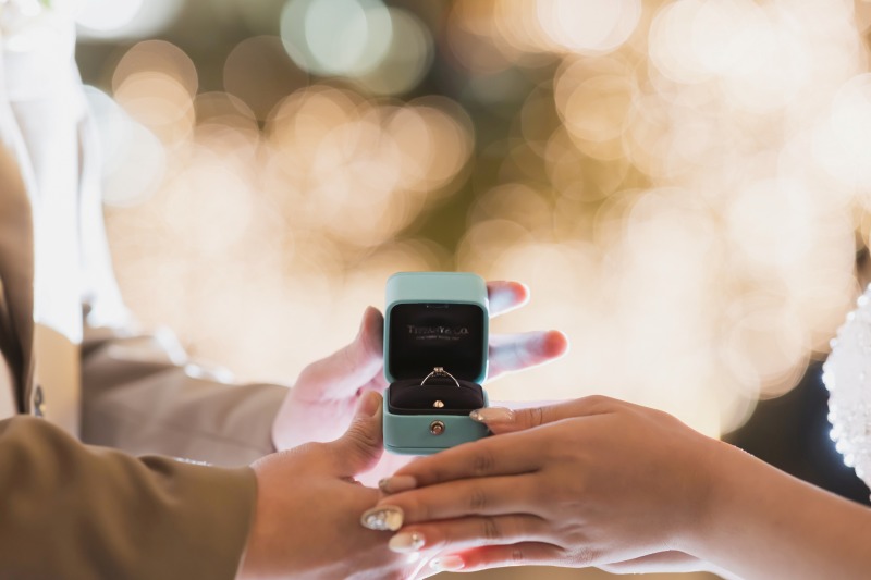 Tiffanyの指輪ケースを持ちながら♪