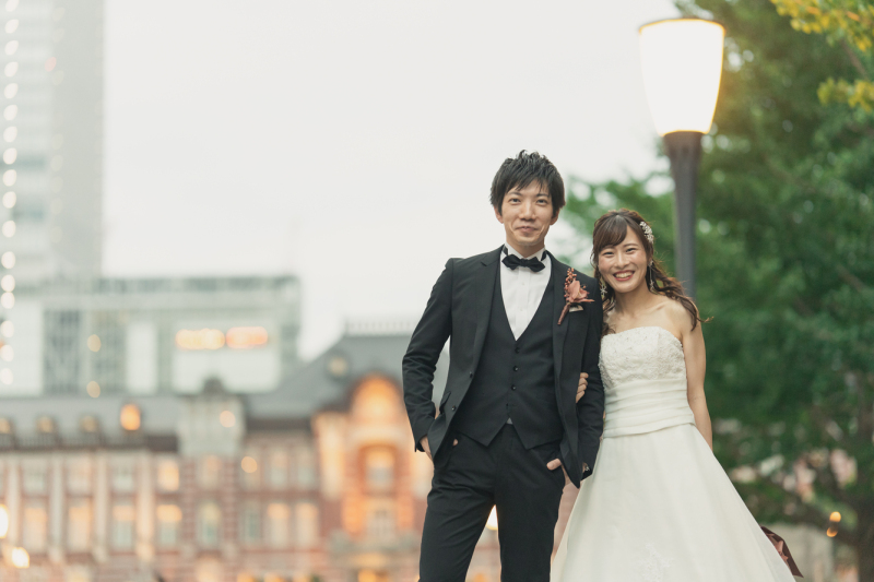 東京駅を背景に