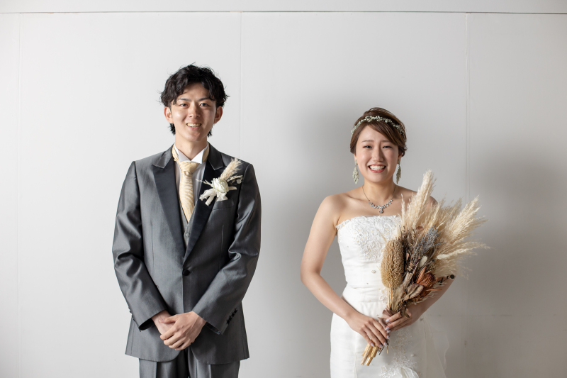 洋装でスタジオ撮影スタート