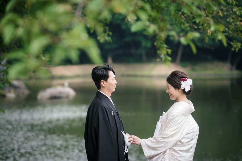 水辺で手つなぎショット！