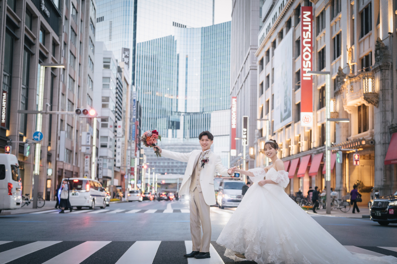 日本橋から続く中央通りを横断する映画のような一枚