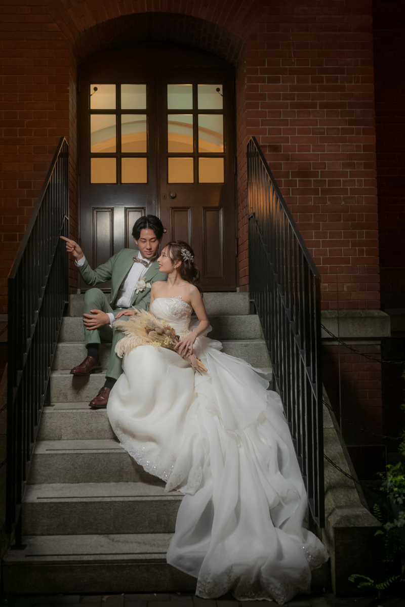 一号館美術館の前で。