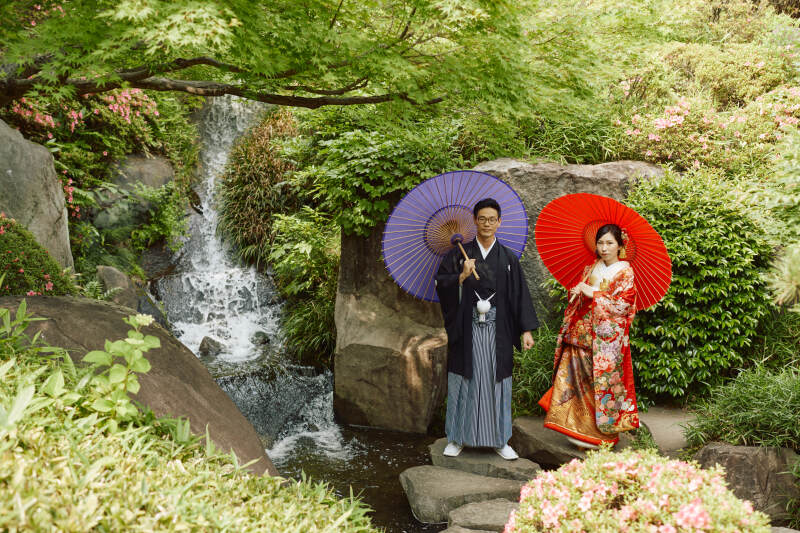 庭園の滝を背景に