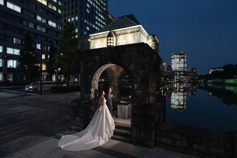 幻想的にライトアップされた和田倉門のガゼボの中で