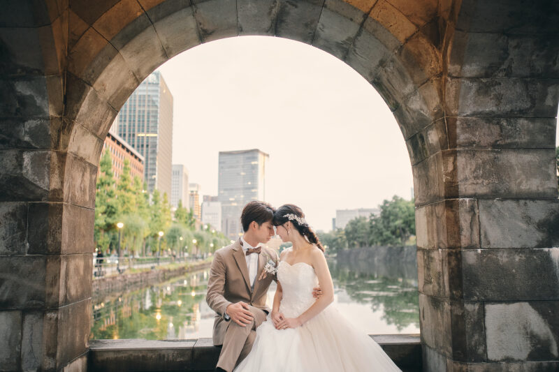 レンガ造りの門から