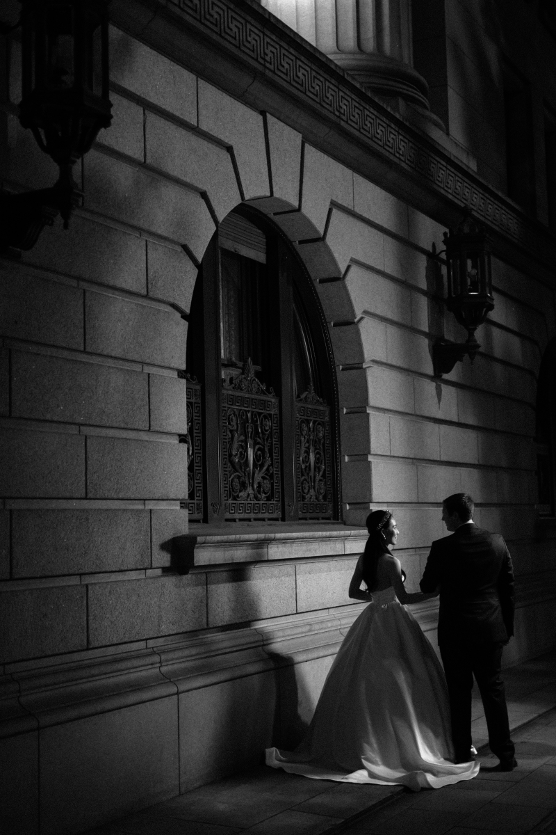 明治生命館前のモノクロショット