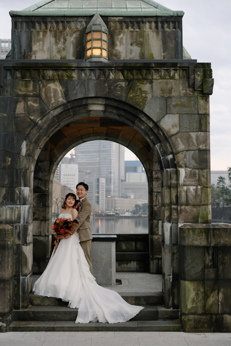 和田倉門でバックハグ