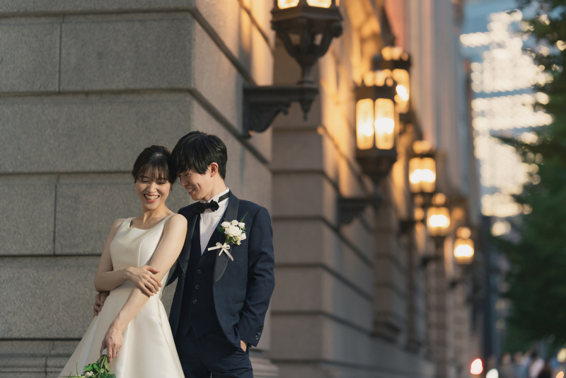 明治生命館前で