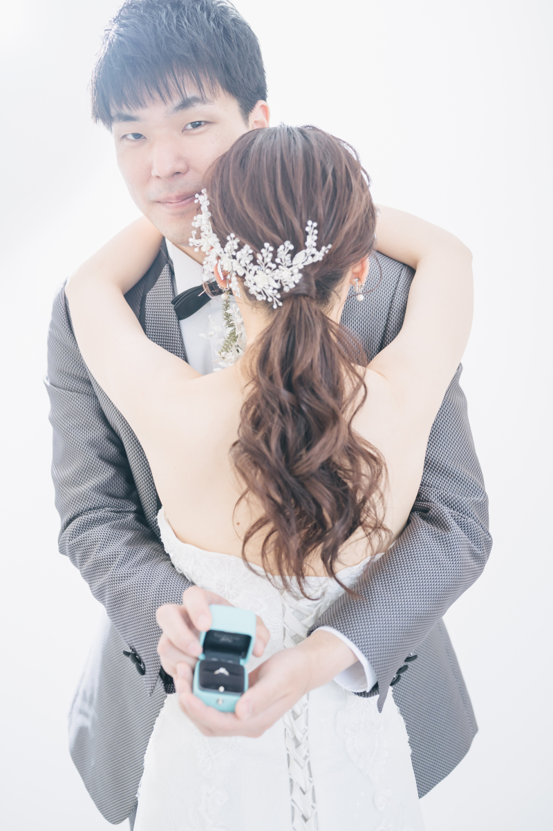 リングボックスを手にハグショット♡