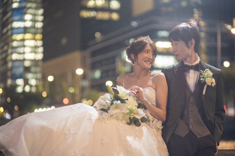 日没後、夜景をバックに