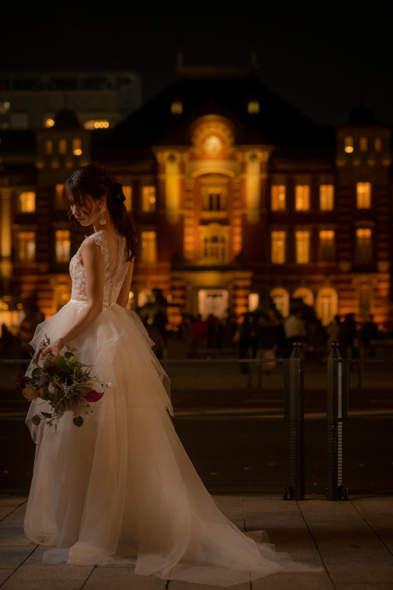 東京駅の駅舎をバックに浮かび上がる美しいドレス…
