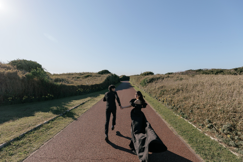 海岸に向かって駆けていくお二人♪