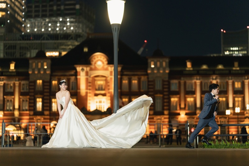 新婦様のドレスを靡かせる新郎様♡