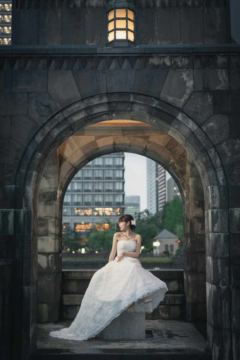 クールにドレスの裾を活かして