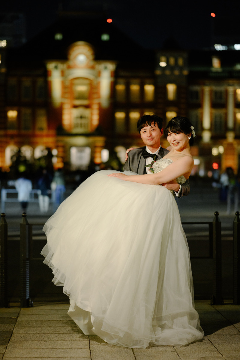 駅前で抱っこポーズ♪