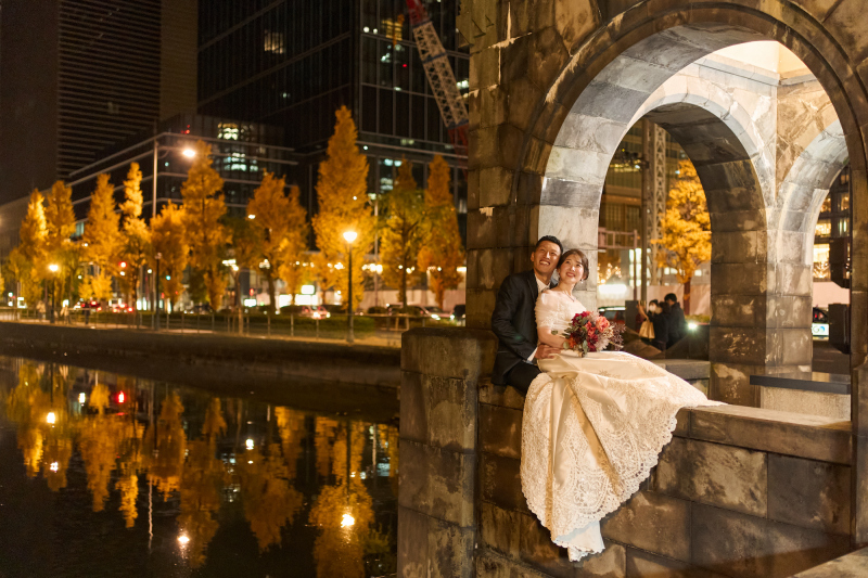 イチョウ並木の夜景が水面に反射してロマンティック