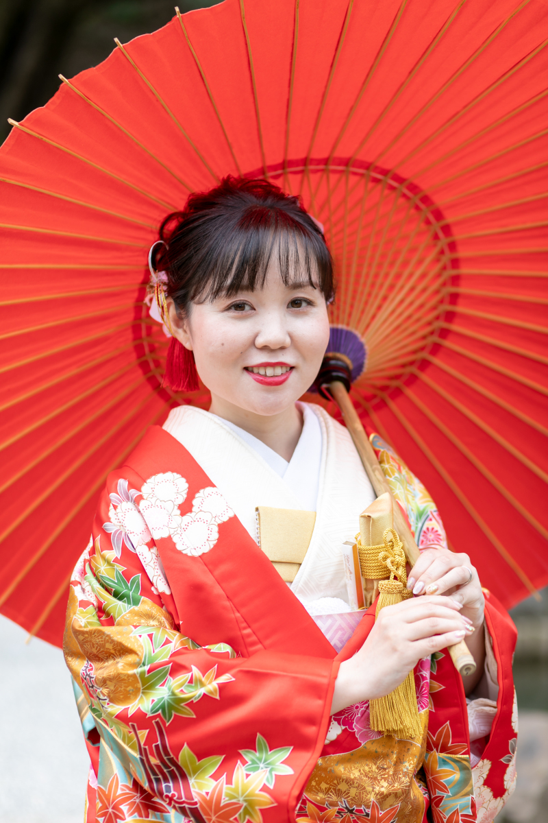 深紅の番傘と色打掛が可愛らしい♡