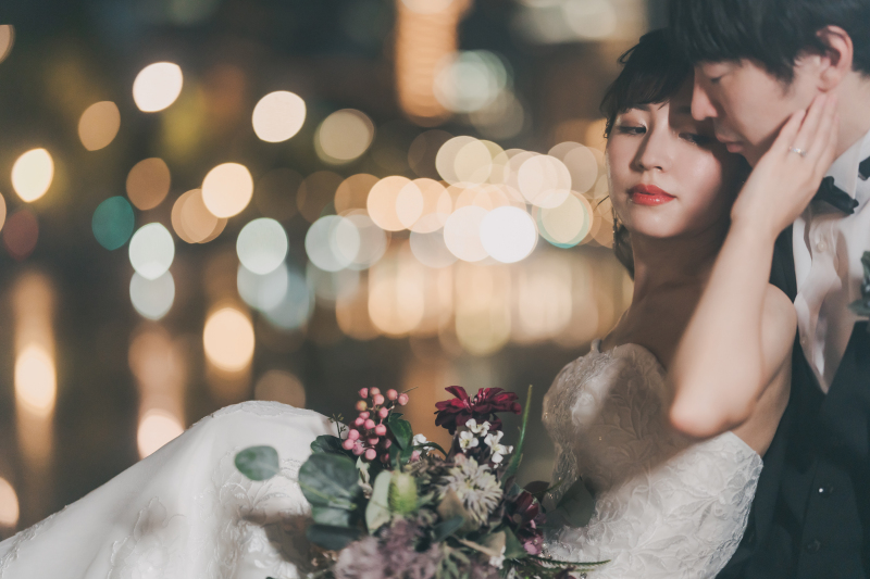 都会の街並みのライトをバックに