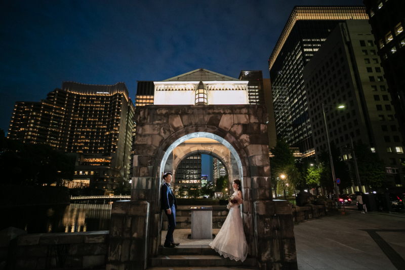 石造りのガゼボとモダンなビルのコントラスト