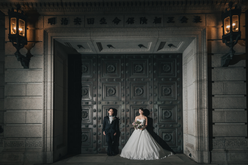 明治生命館前で