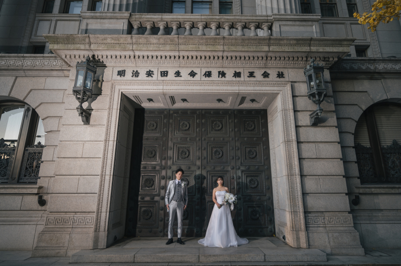 荘厳な雰囲気の明治生命館前