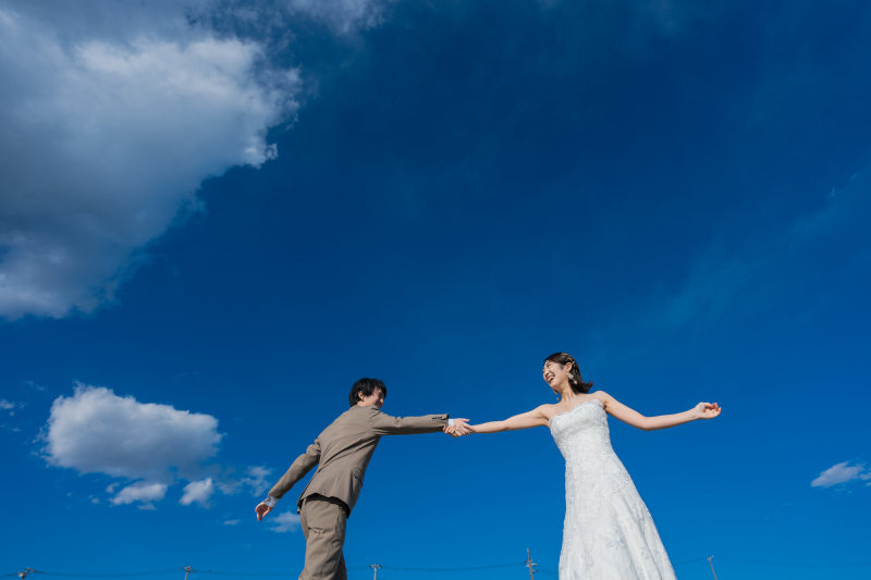 手を繋ぐお二人を下からのアングルで