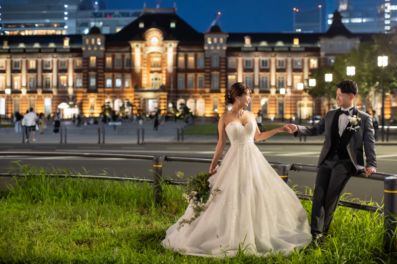 東京駅を背景に芝生の上で