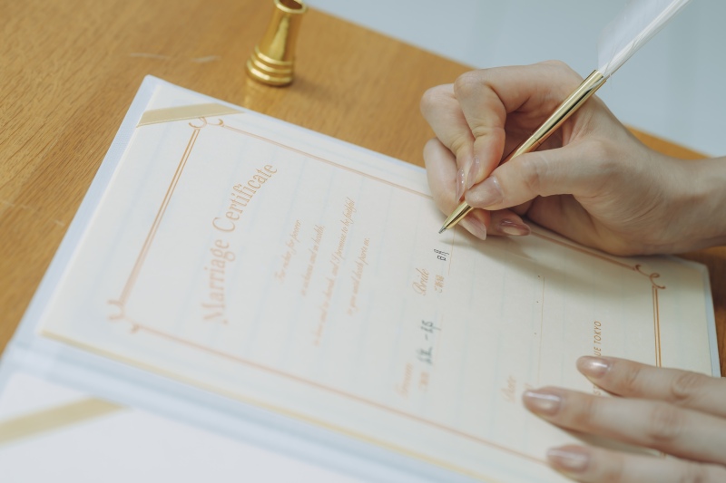 結婚証明書に記入中・・・♡