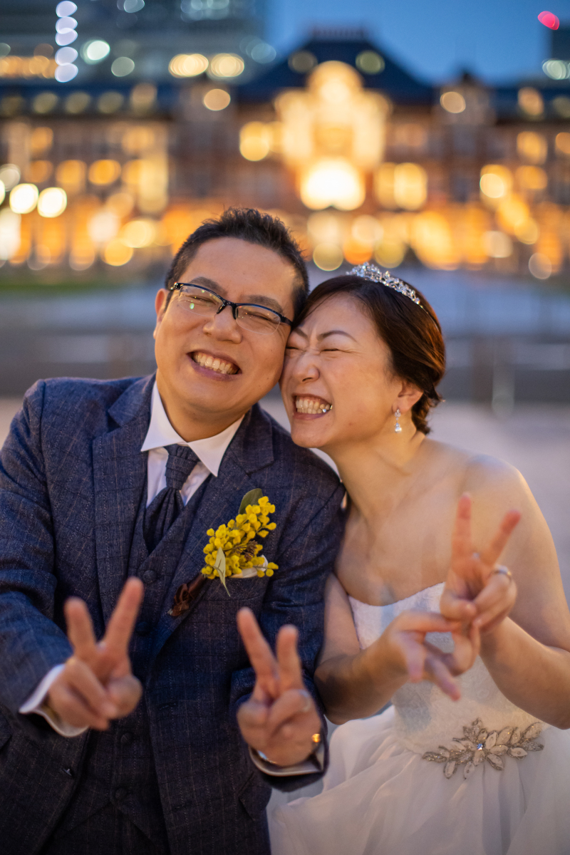 東京駅をバックに満開の笑顔！