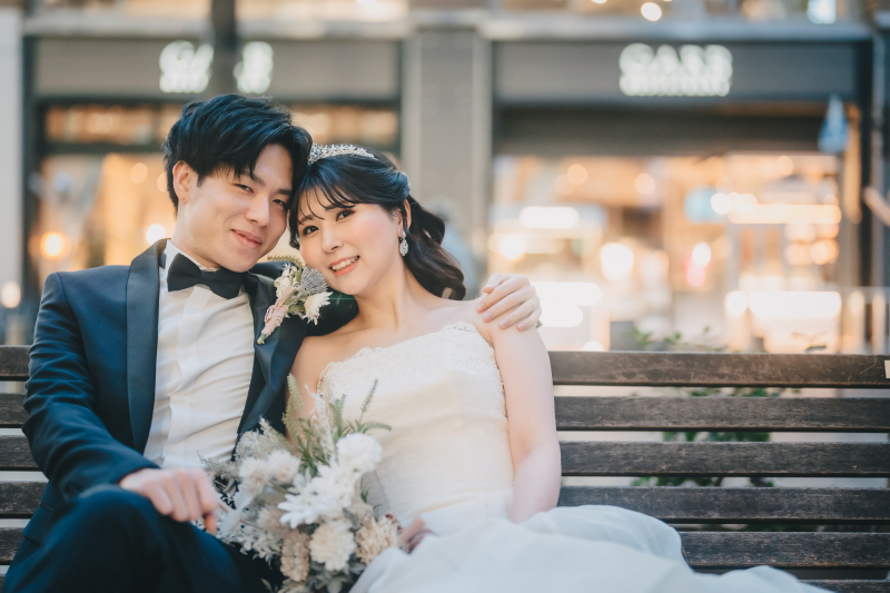 ベンチで寄り添って