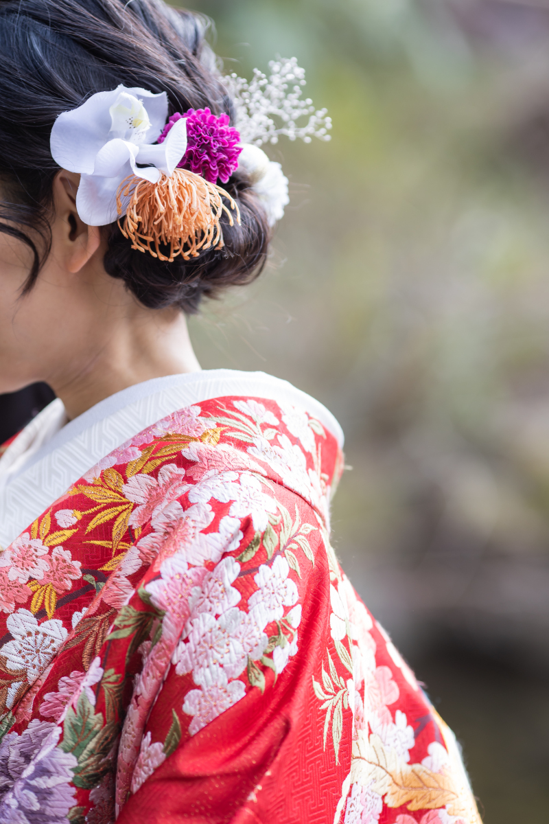 髪飾りに焦点を置いて