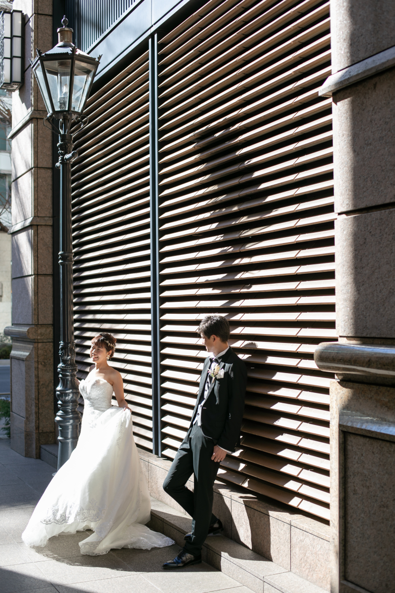 丸の内へ。壁の造形を活かしてスタイリッシュに