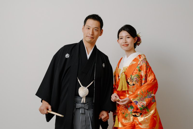 朱色の色打掛でスタジオ撮影