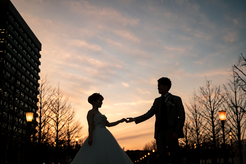 美しい空の下で手を引きあって♡