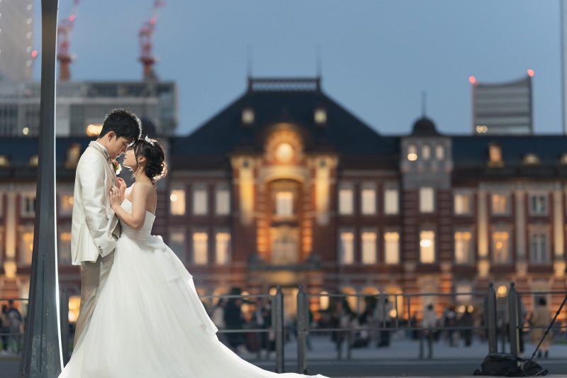 ライトアップされた東京駅前で♡