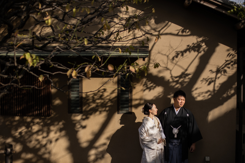 木漏れ日の中の和やかなお二人