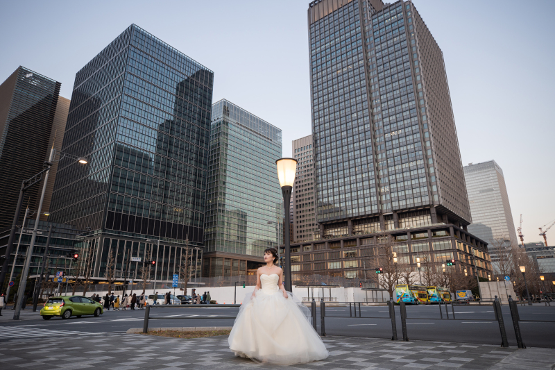大都会のビル街で新婦様ソロショット♡