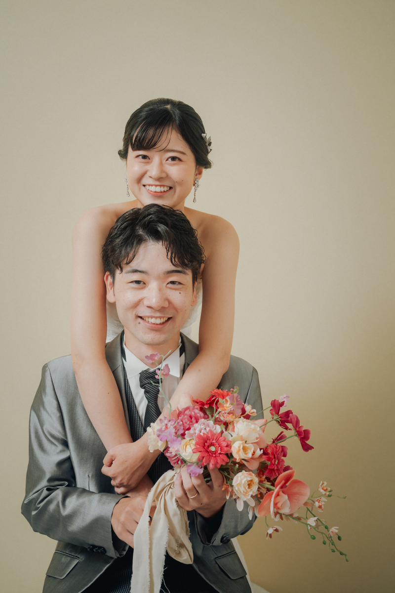 まずはスタジオ撮影で、仲睦まじいポージングの撮影