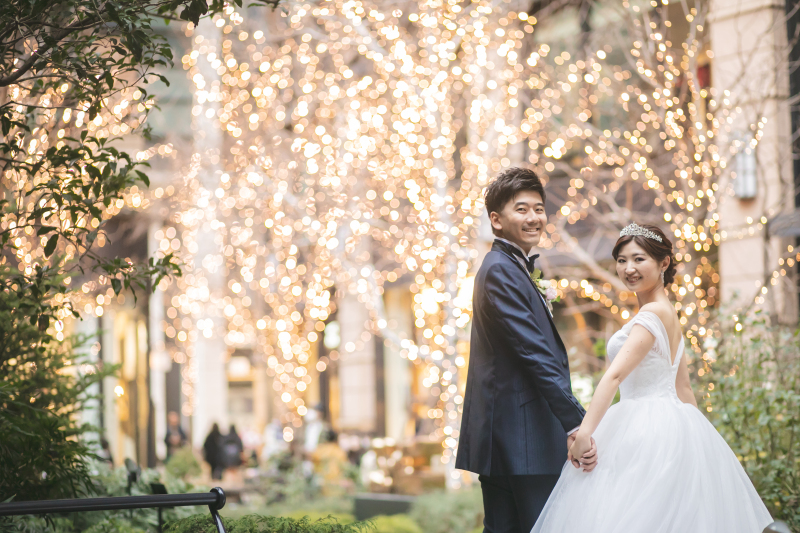 キラキラ輝くイルミネーションを背景に