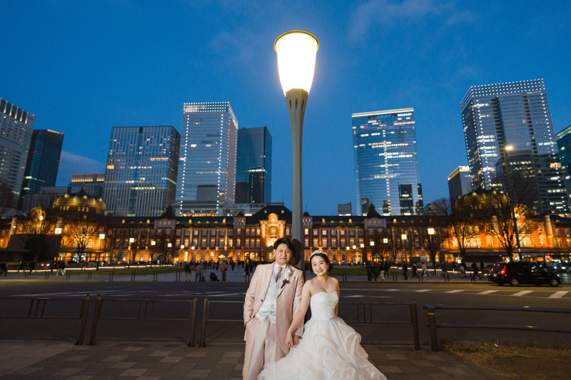 東京駅舎とビル群と