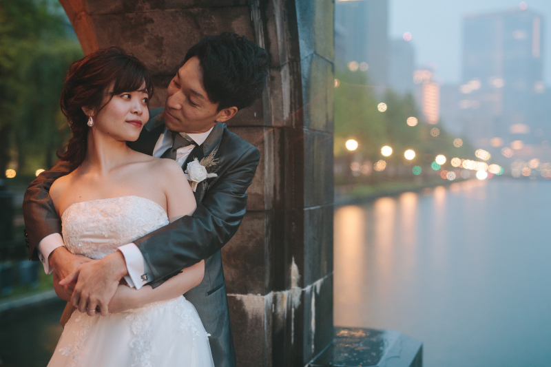 雨に煙る、ムード溢れるお濠の街灯