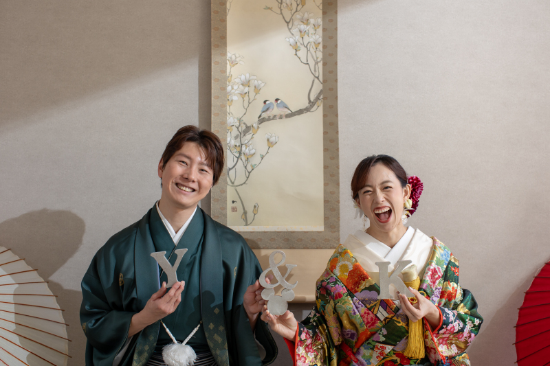 イニシャルのオブジェと共に