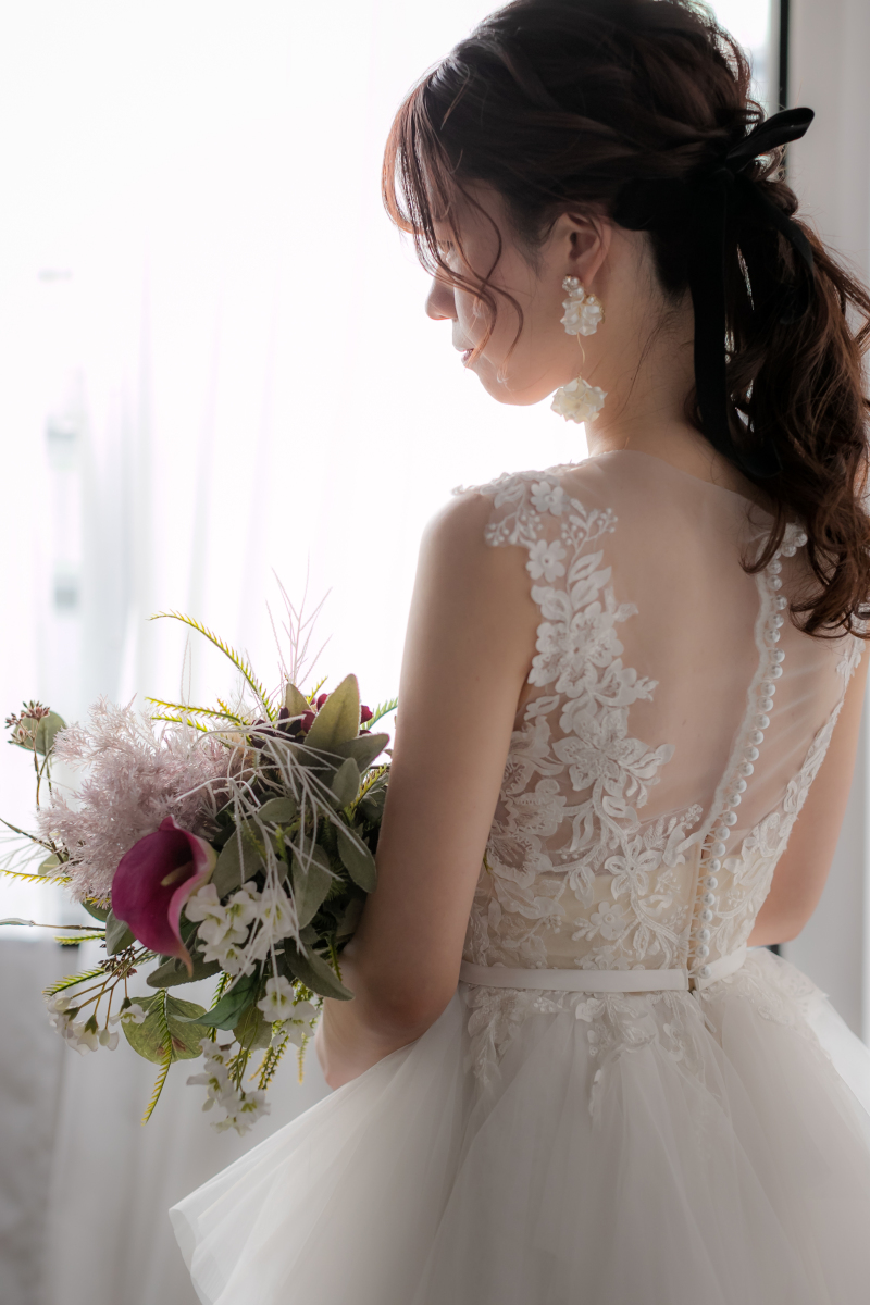 美しいドレスのバックデザインをご覧ください!