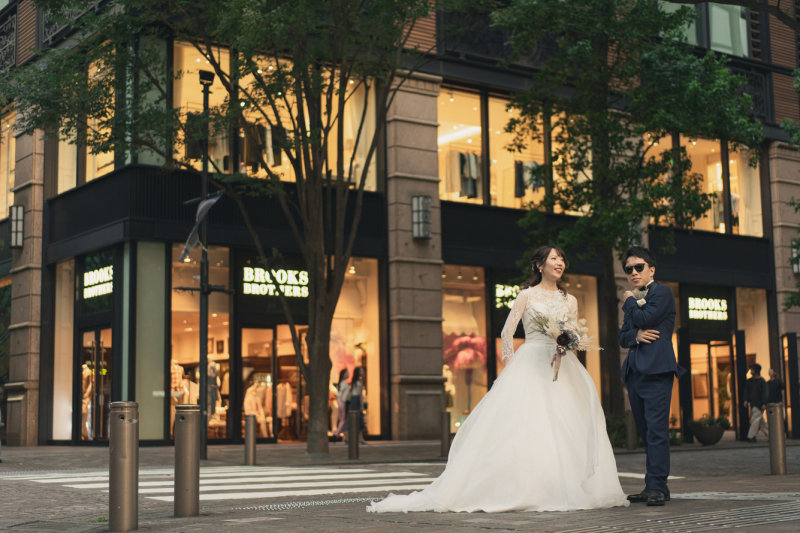 ブルックスブラザーズ前