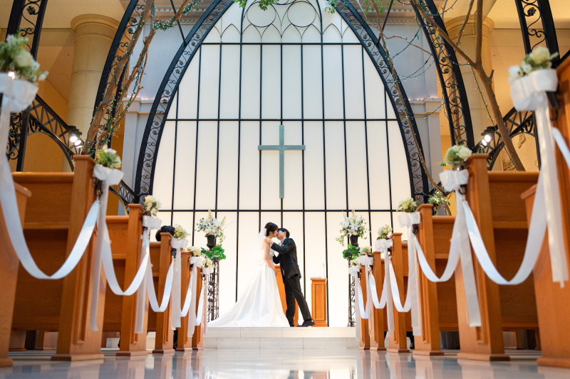 神聖な十字架の下で、誓いのキスをする感動の瞬間を