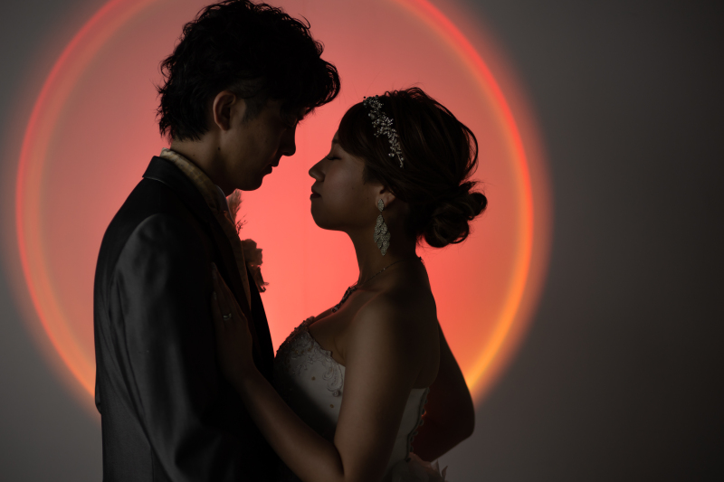 赤いライトでミステリアスに