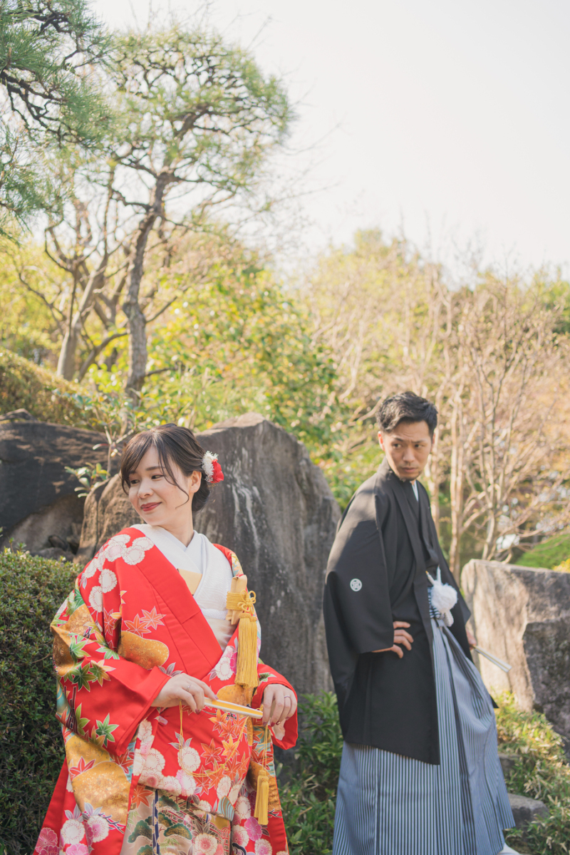 庭園の木々を背景に